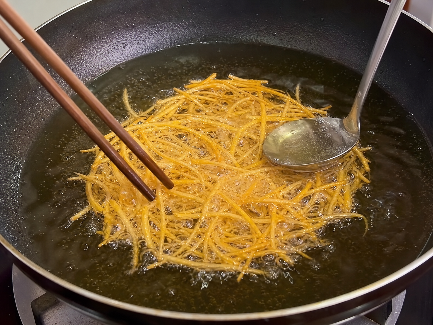 手順4: 油の中で丸く広げる