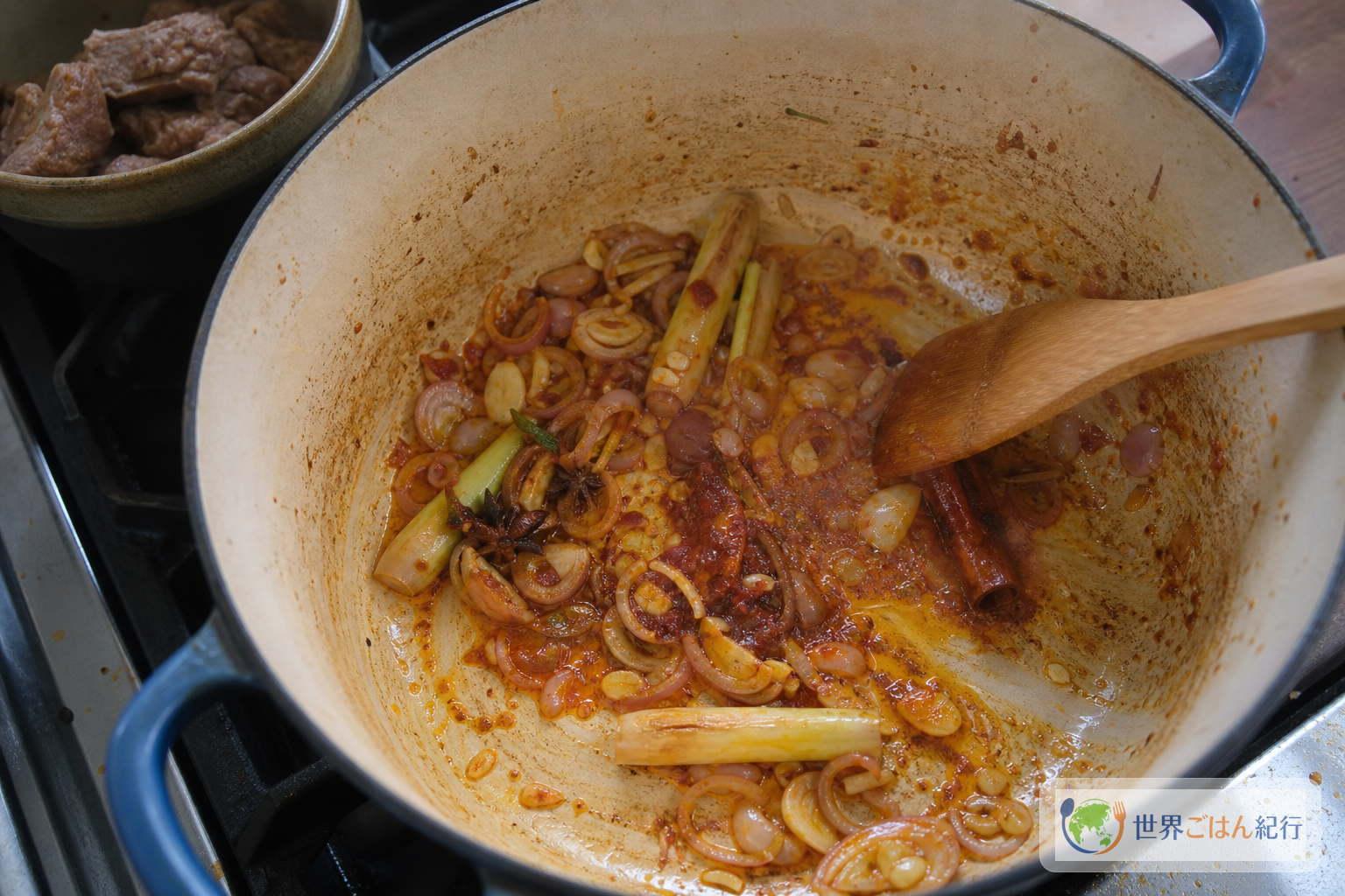 手順3: 香味野菜とスパイスを炒める