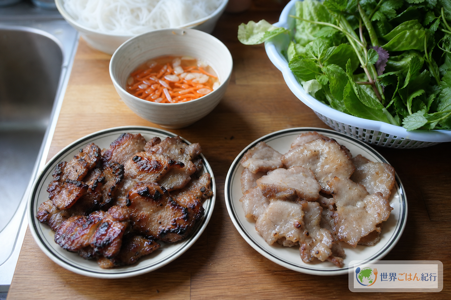香ばしく焼けた豚肉と、焼き色が弱く水っぽい豚肉を比べた様子